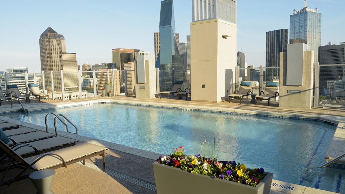 dallas apartment outdoor pool